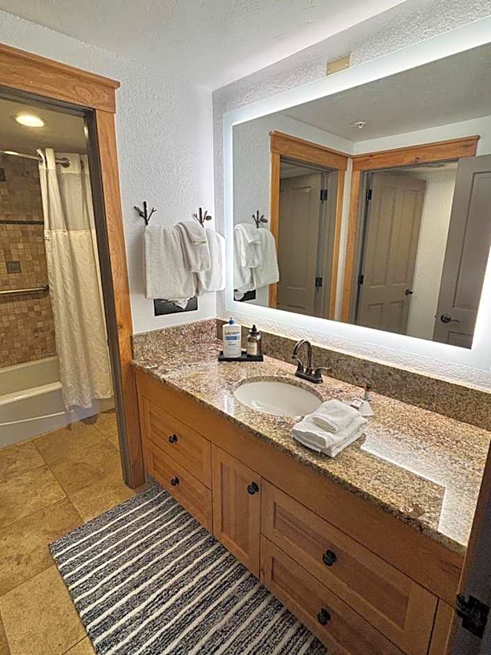 NEW! Marriott Slope View Ski & Summer Luxury Studio Sleeps 4 Full kitchen, Amenities & Paid Parking