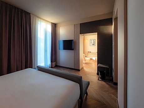 Suite with King Bed - Non-Smoking