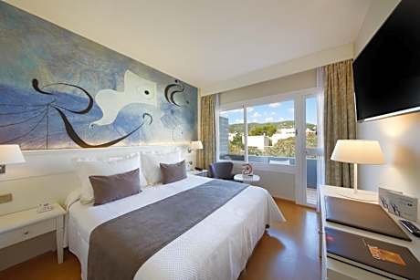 Double or Twin Room with Balcony  (2 Adults + 1 Child)