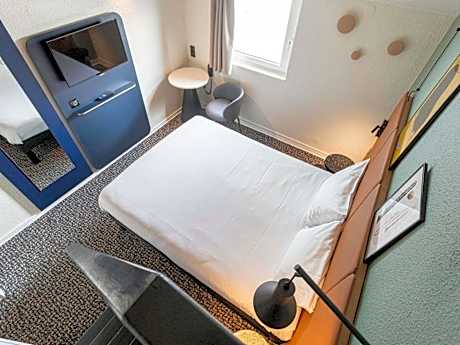 Standard room with 1 Double and 2 Single beds Ocean View