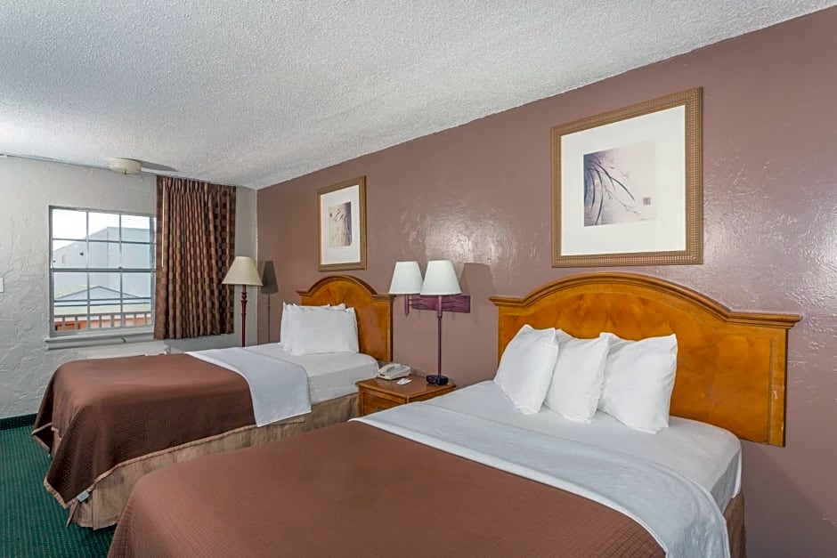 Howard Johnson by Wyndham Ft. Myers FL