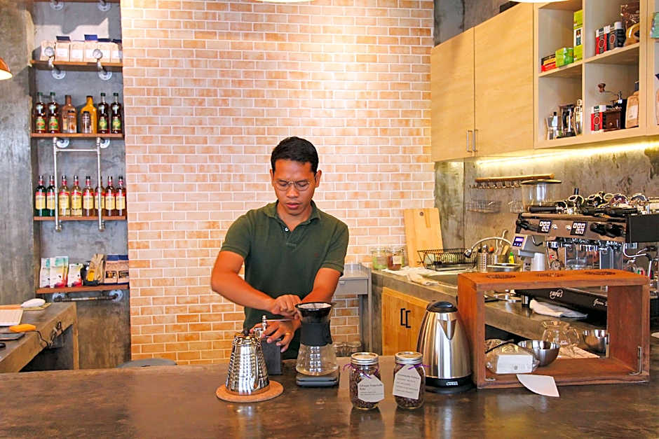 Thonglor travellers' hostel and cafe'