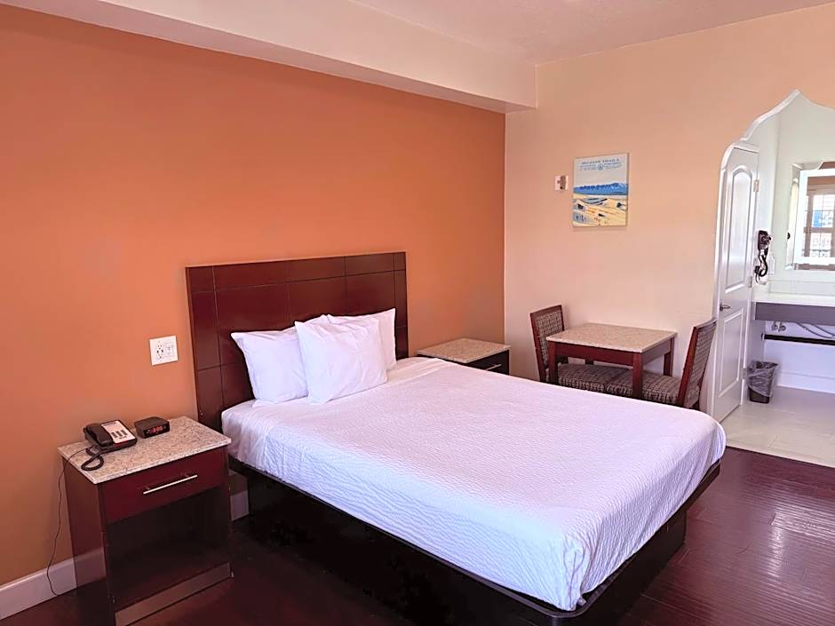 Travelodge by Wyndham Harbor City