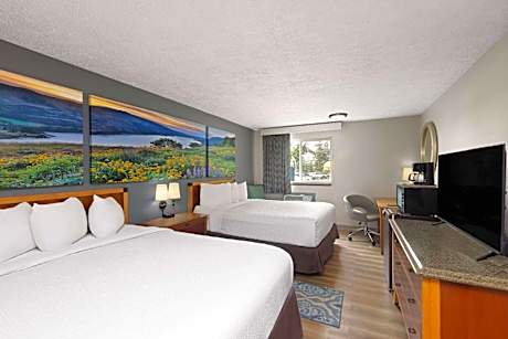 Queen Room with Two Queen Beds and Roll-In Shower - Mobility Accessible/Non-Smoking