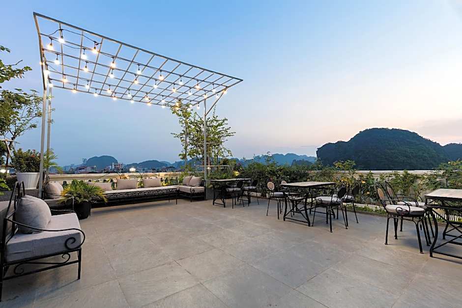 Liberty Hall Tam Coc Hotel & Villa