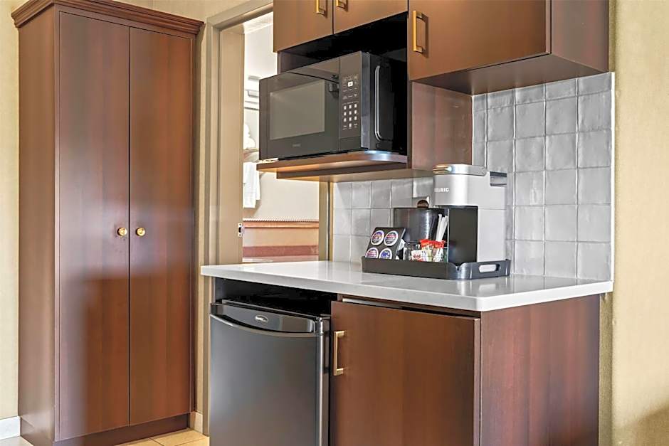 Ramada by Wyndham Drumheller Hotel & Suites