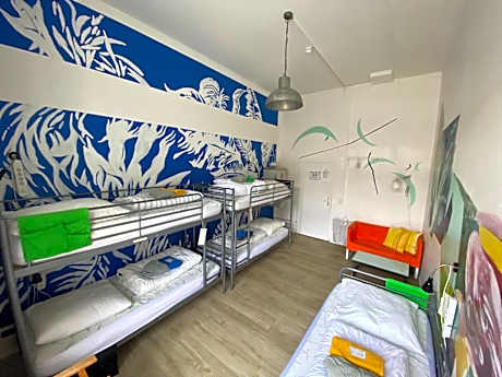Bed in Male Dormitory Room (5 Adults)