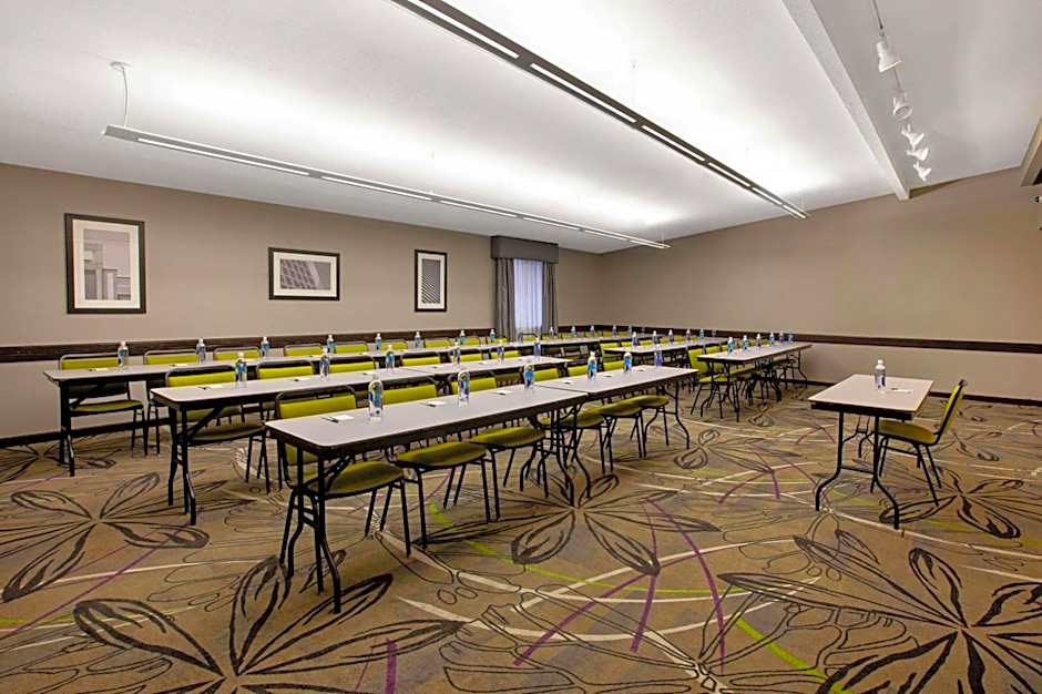 La Quinta Inn & Suites by Wyndham Detroit Metro Airport
