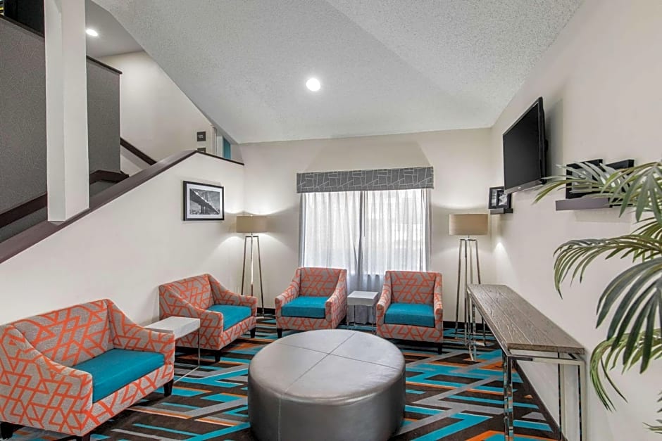 Clarion Inn & Suites DFW North