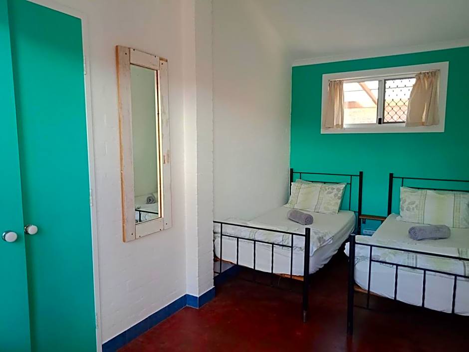 Ozzie Pozzie Backpackers