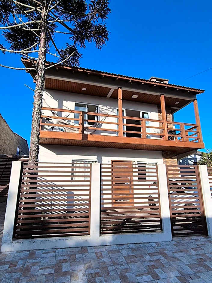 Casa no segundo andar na Praia da Cal com ar e sacada