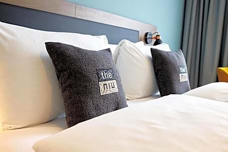 Standard Queen Room with Single Sofa Bed