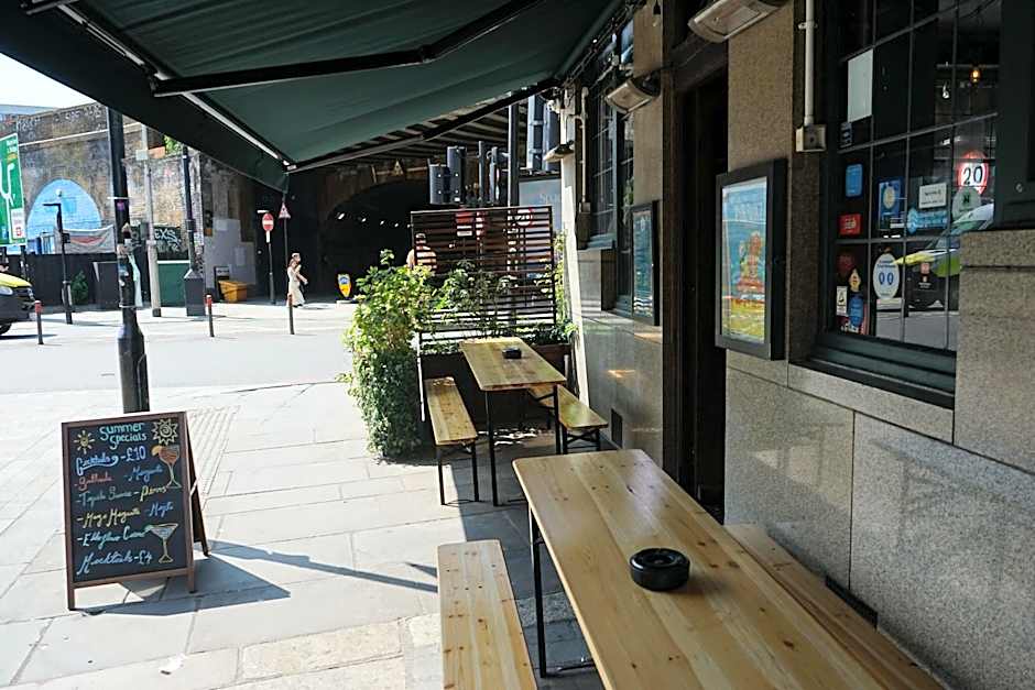 The Walrus Bar and Hostel