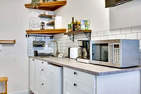 Grey Whale, Pet Friendly Studio at The Beach