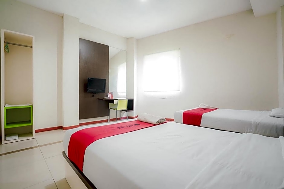 RedDoorz near Pantai Pede