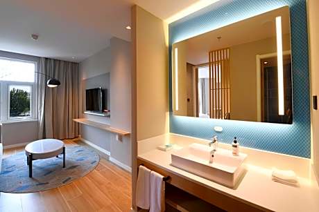 Standard King Room with City View - Kids Theme