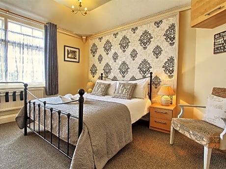 Double room-Classic-Ensuite with Shower-Room 4 - Single Only