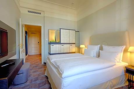 Standard Room, 1 Queen Bed