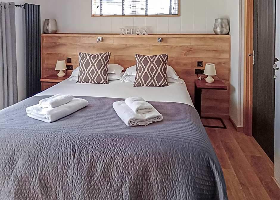 Cherry Bird Lodge Escape