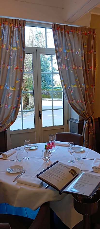 Logis Hôtel Restaurant La Vieille Auberge, Art and Gallery