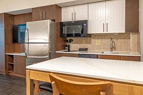 One-Bedroom Queen Suite with Kitchen and Bathtub