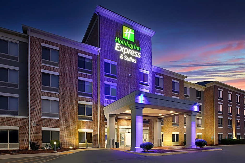 Holiday Inn Express & Suites Milwaukee NW - Park Place By IHG