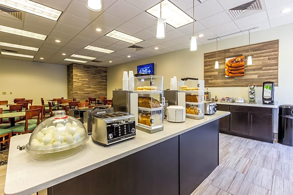 La Quinta Inn & Suites by Wyndham Clearwater Central
