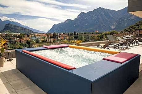 HOODY ACTIVE & HAPPINESS HOTEL