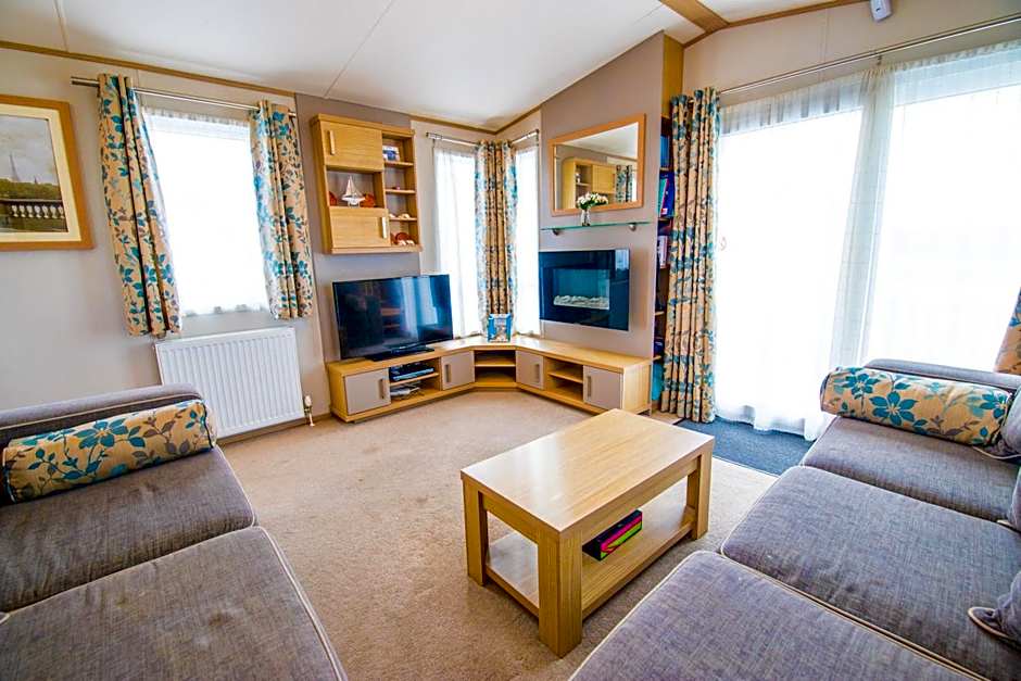 MP639 - Camber Sands Holiday Park - 3 Bedroom - Sleeps 8 - Large gated decking - Close to facilities