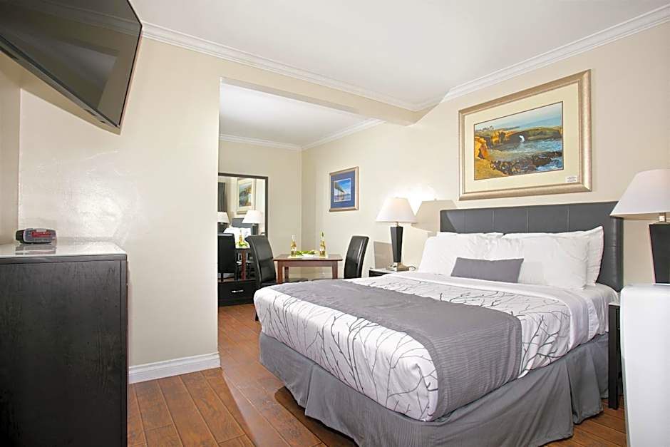 Foto 1 di 6 di 1 Queen Bed, Partial Ocean View