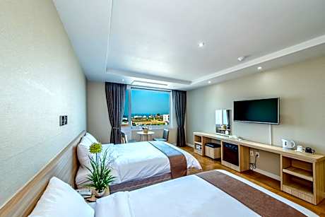 Deluxe Family Room