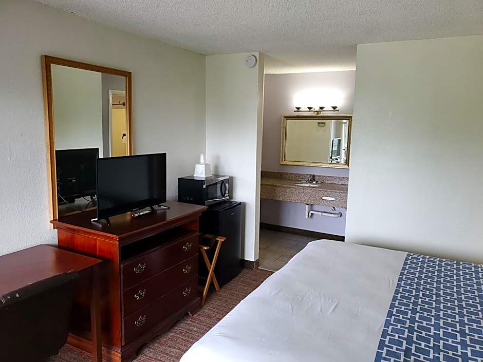 Photo 1 of 5 of Deluxe 1 King Bed, Nonsmoking