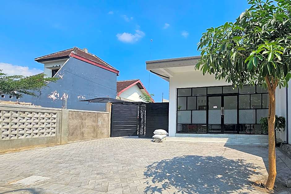 Guest House Saqeena Syariah near Blitar Park RedPartner