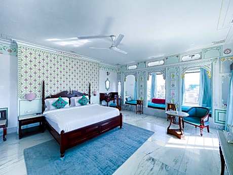 Lake View Suite Room: Complimentary Hi-Tea 04.00- 05.00 PM
