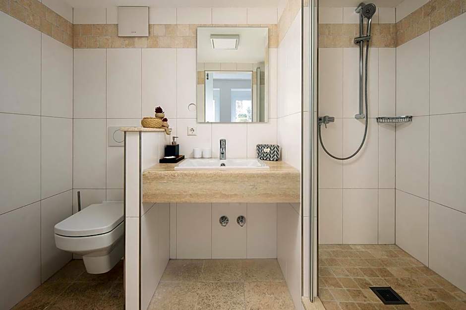 Hotel Vier Jahreszeiten an der Therme & Kliniken Bad Krozingen Nähe Freiburg & Schwarzwald Ideal für Wellness Kur & Business Ausflüge 24h Check In- WLAN & Parken gratis