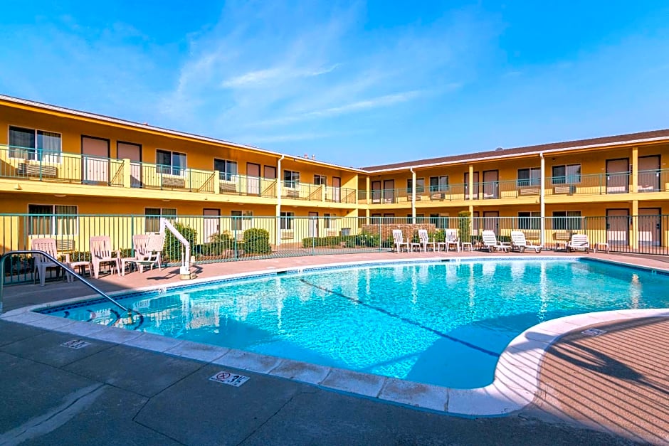 Quality Inn & Suites near Downtown Bakersfield