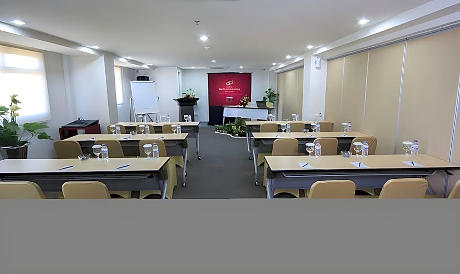 Gunawangsa Manyar Hotel