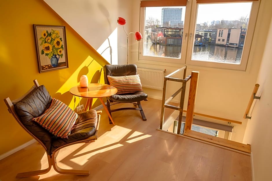 Houseboat studio with canalview and free bikes