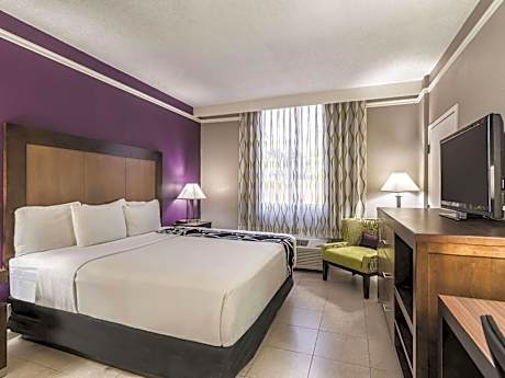 King Room with Bath Tub - Mobility/Hearing Accessible - Non-Smoking