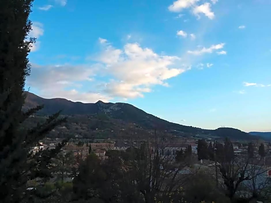 Les Horizons - SPA-JACUZZI - MASSAGE- SAUNA - 4 SAISONS - Piscine chauffée Toute l'année - 800m centre ville Nyons