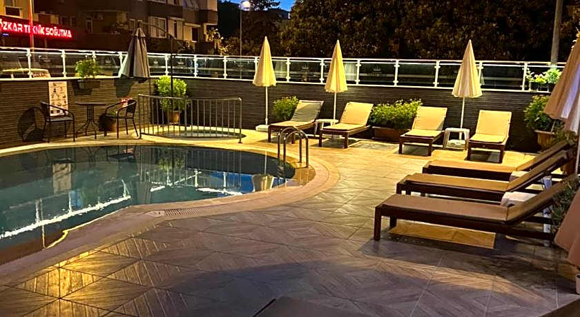 Cleopatra King Apart