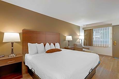 King Room with Bathtub - Disability Access/Non-Smoking