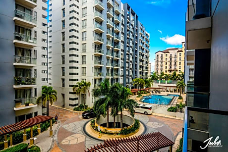 H&M  One Palmtree Villas