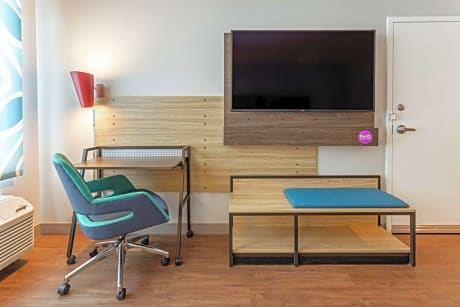 King Room with Bath Tub - Mobility and Hearing Access