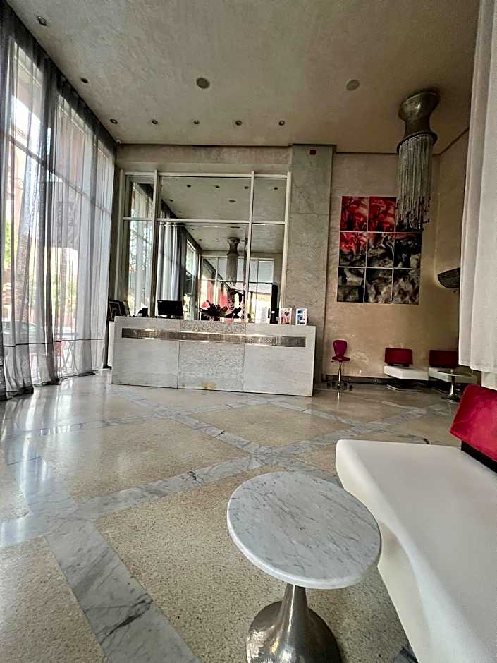 La Renaissance Hotel