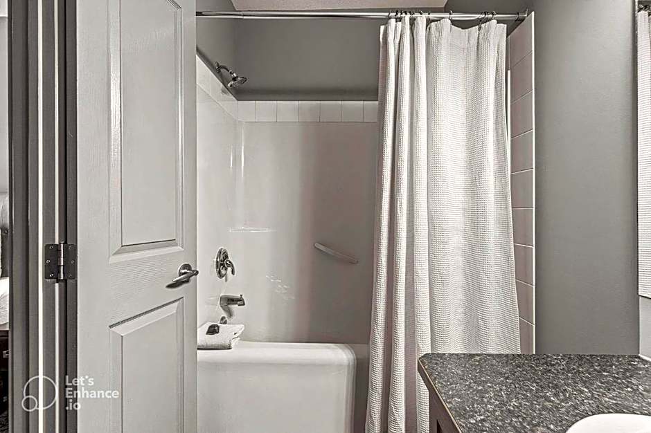 Rocky Mountain Getaway with Outdoor Heated Pool, 3 Hot Tubs, Gym, BBQ, Garage & 24 hour Reception near Banff