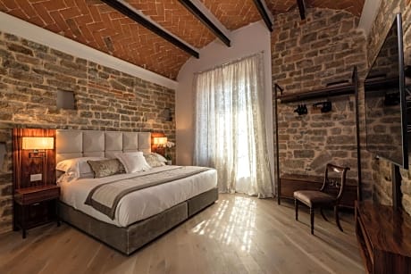 Dante - Suite with Partial Duomo View