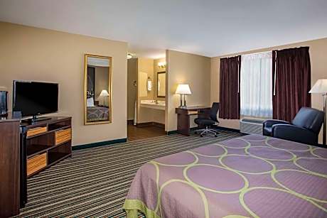 Deluxe King Suite with Spa Bath - Non-Smoking