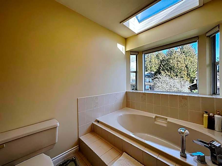 Super Cosy 8Bed & 6Bath in Vancouver heart near to airport and DownTown