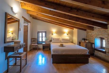 Large Attic (4-6 Adults)